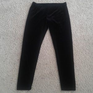 Girls black velvet leggings. Great for the holidays!!🎄